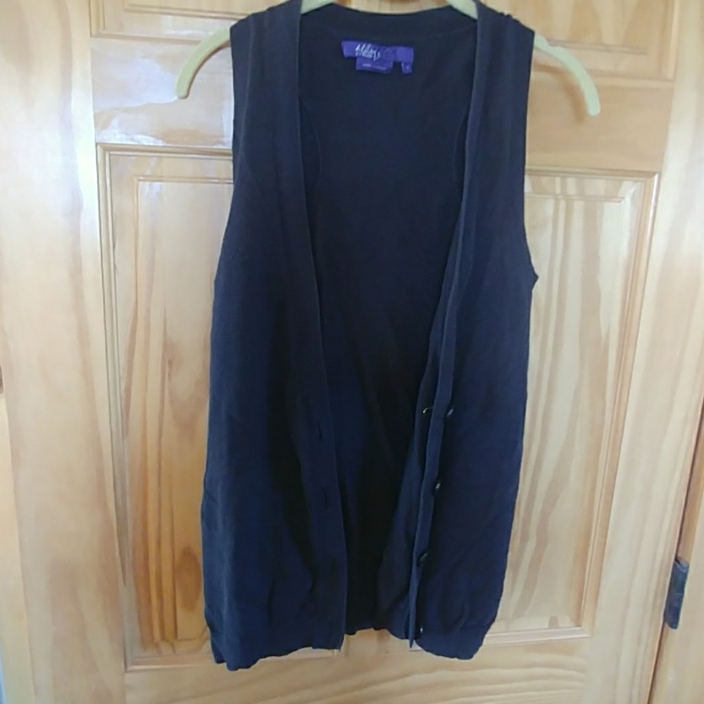 Black sleeveless button-up cardigan